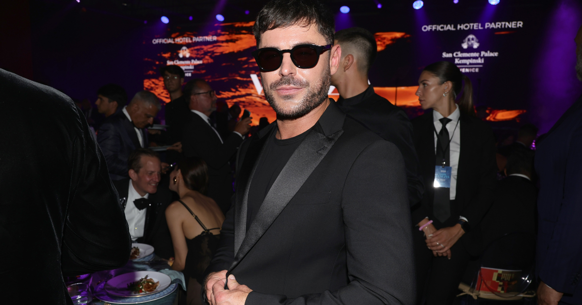 Zac Efron Spotted in Venice for the First Time After Swimming Pool(01)