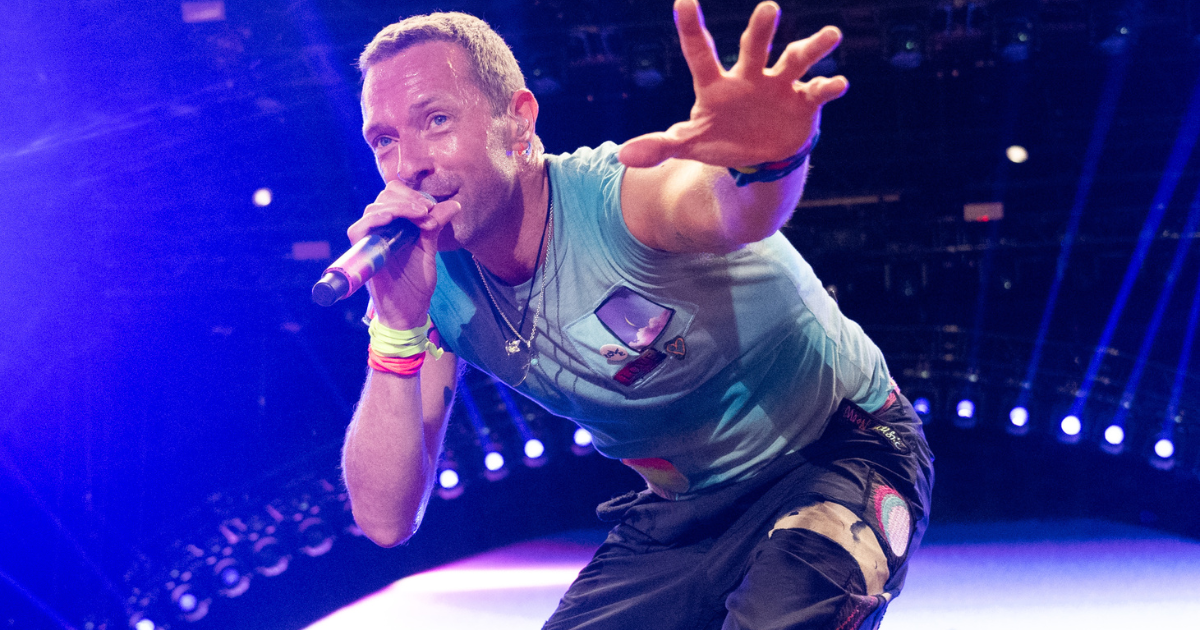 Coldplay’s Chris Martin Surprises Las Vegas Couple’s Photoshoot in(00)