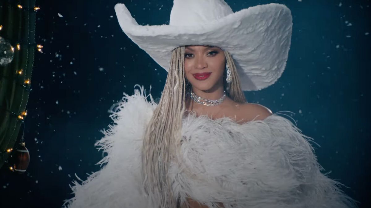 Beyoncé Looks Ready for Snow Day in an All-White Look for Christmas ...