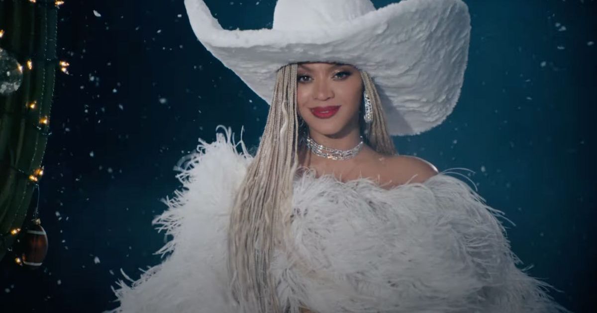Beyoncé Looks Ready for Snow Day in an All-White Look for Christmas ...