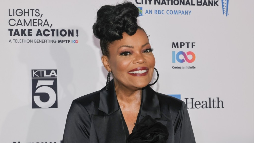 Yvette Nicole Brown Criticizes Khloe Kardashian's Water Usage Amid LA Fire