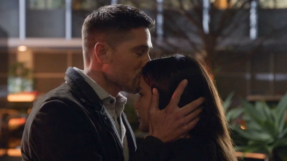 Lucy In Rookie What Happens Between Lucy & Tim in The Rookie S07E01? - Mandatory