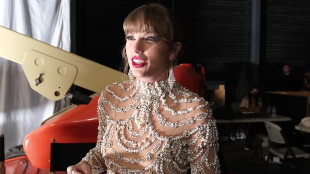 Taylor Swift Tips Workers While Exiting Grammy Awards