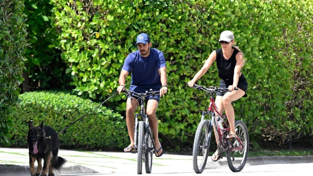 Gisele Bundchen and Joaquim Valente kiss photos