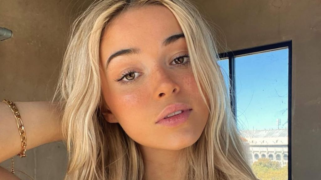 Livvy Dunne fishing Crocs video