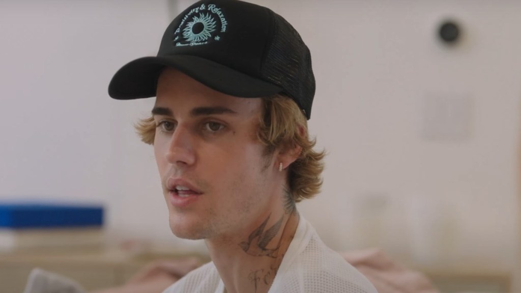 Justin Bieber Shouts at Paparazzi, Calls Them 'Money' Hungry