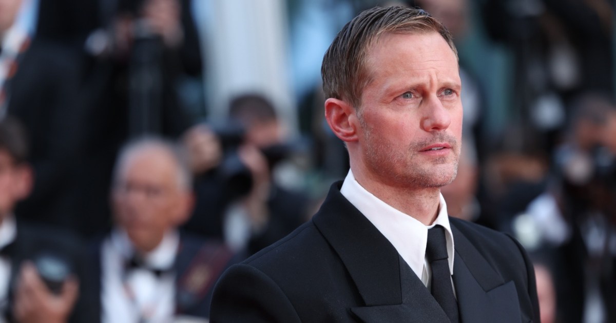 Alexander Skarsgård & Pedro Pascal Share a Kiss During Standing Ovation ...