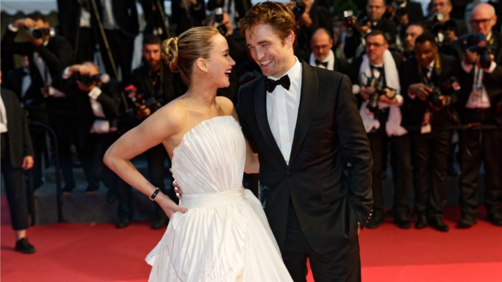 Robert Pattinson & Jennifer Lawrence Laugh After Actress' Wardrobe Malfunction