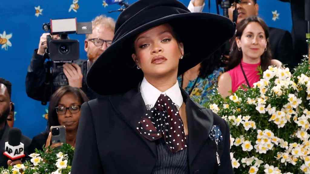 Rihanna baby bump wlalpaper