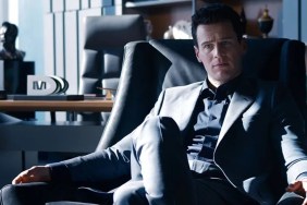 Keanu Reeves’ Reaction to Jonathan Groff Straddling Him at 2025 Tony Awards Goes Viral