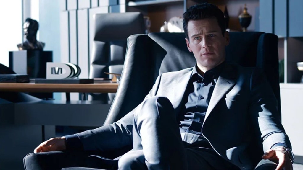 Keanu Reeves’ Reaction to Jonathan Groff Straddling Him at 2025 Tony Awards Goes Viral