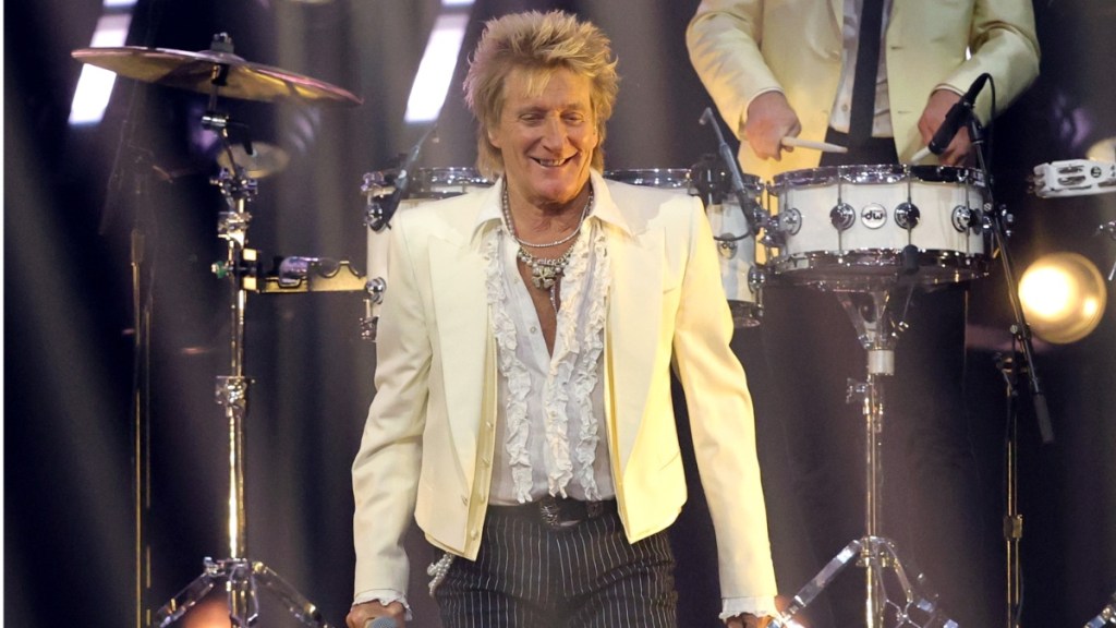 Rod Stewart Cancels His Concert Due to Health Concerns