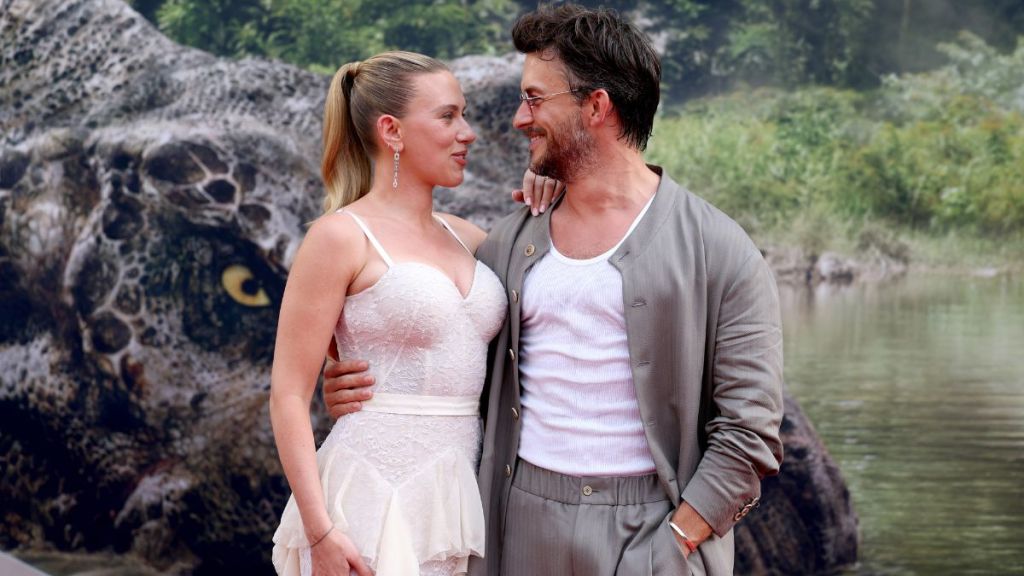 Scarlett Johansson Jonathan Bailey kiss