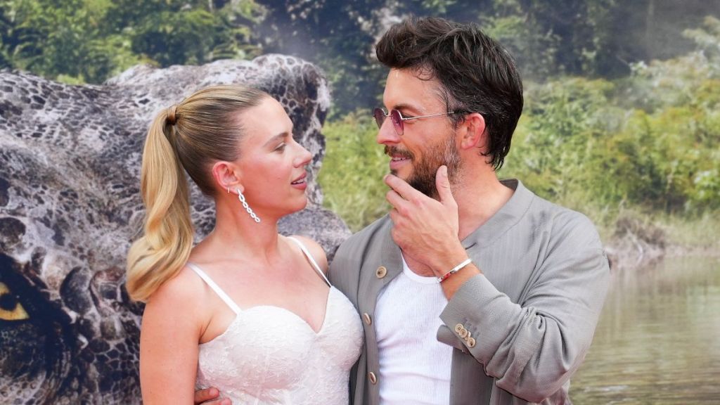 Scarlett Johansson Jonathan Bailey kiss