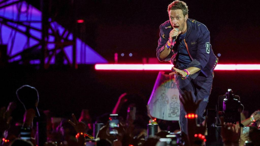 Dakota Johnson Chris Martin wedding