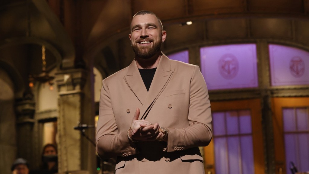 Fans Search 'Can Travis Kelce Read?' After His SNL Comment