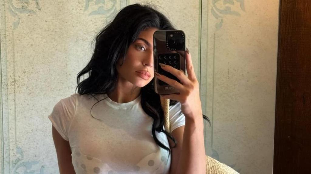 Kylie Jenner Felt Out of Place at Jeff Bezos’ Wedding, Says ‘Source’