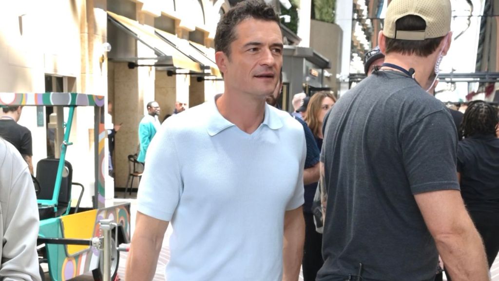 Orlando Bloom flirting