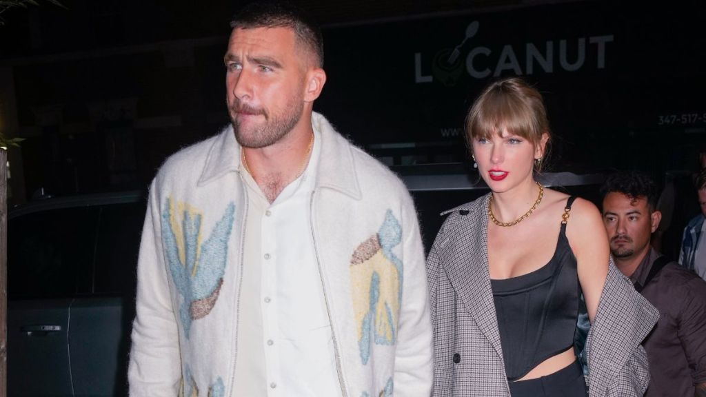 Travis Kelce & Taylor Swift Lockscreens Show They Are No Longer Hiding Their Love