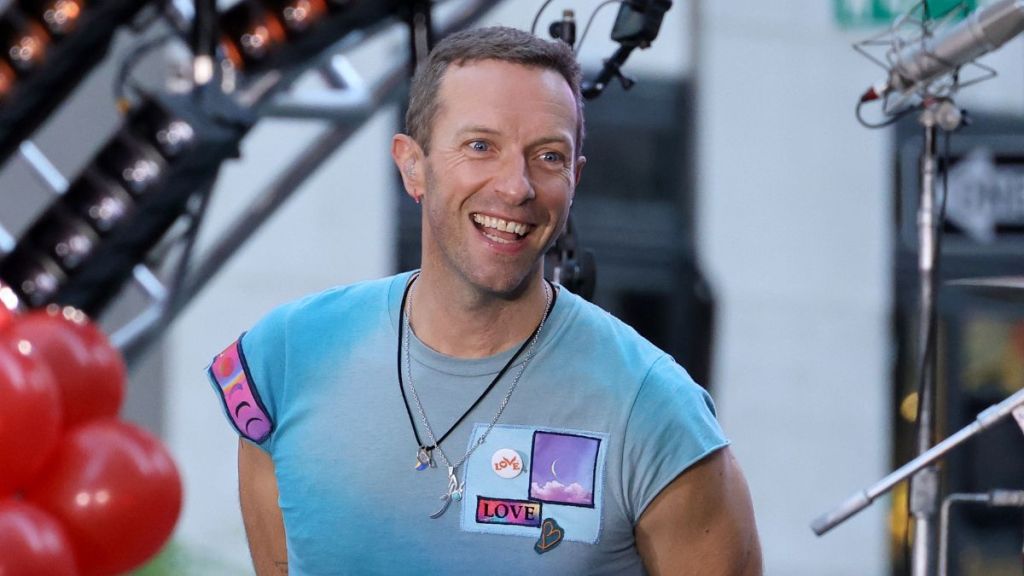 Chris Martin Kiss Cam video