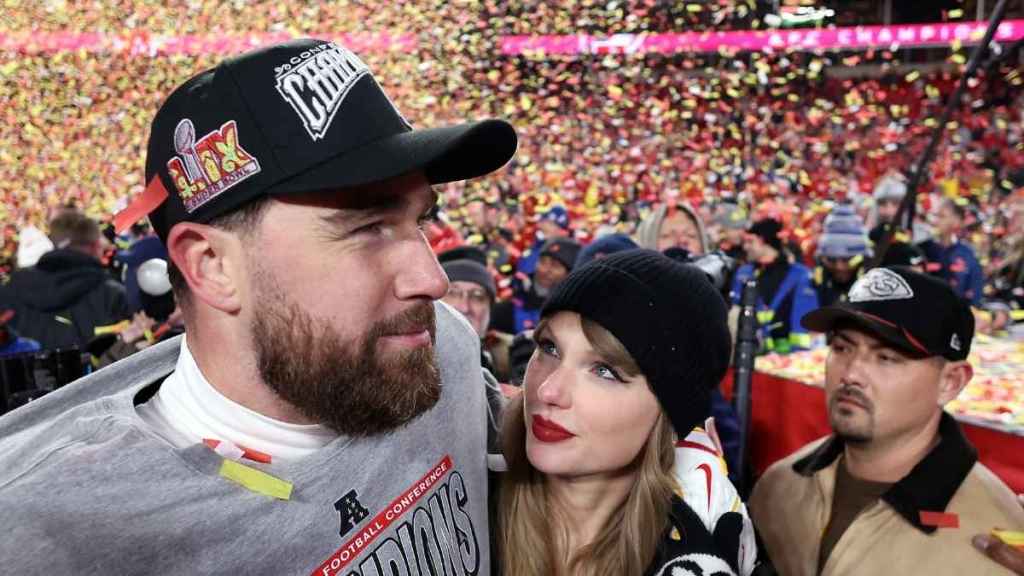 Modern Family Actor Is 'Happy' For Travis Kelce & Taylor Swift