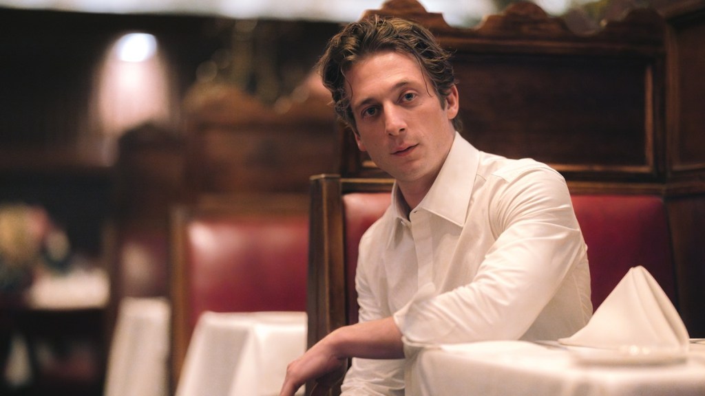 Jeremy Allen White Flaunts Jaw-Dropping Muscular Body On Beach