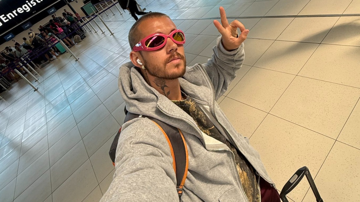 Justin Bieber Impersonator Takes Over Las Vegas Club - Mandatory