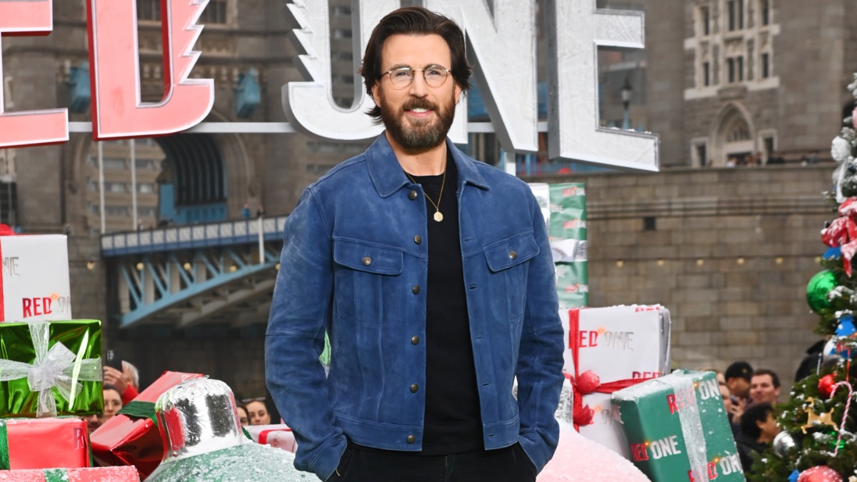 Chris Evans Flaunting His Bulge in Jockstrap Goes Viral Mandatory(02)