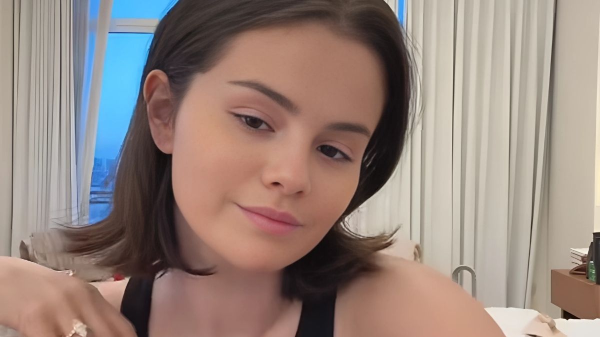 selena-gomez-flaunts-her-curves-in-black-bikini-during-cabo-trip