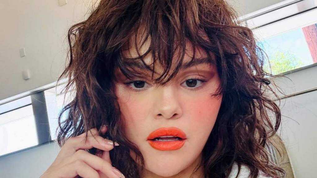 Photos: Selena Gomez Adds a Bridal Touch to Her Seashell Bikini & It's a Moment