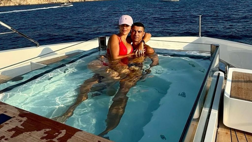 Cristiano Ronaldo's Fiancée Wows in Teeny Tiny Beach Fits in New Photos