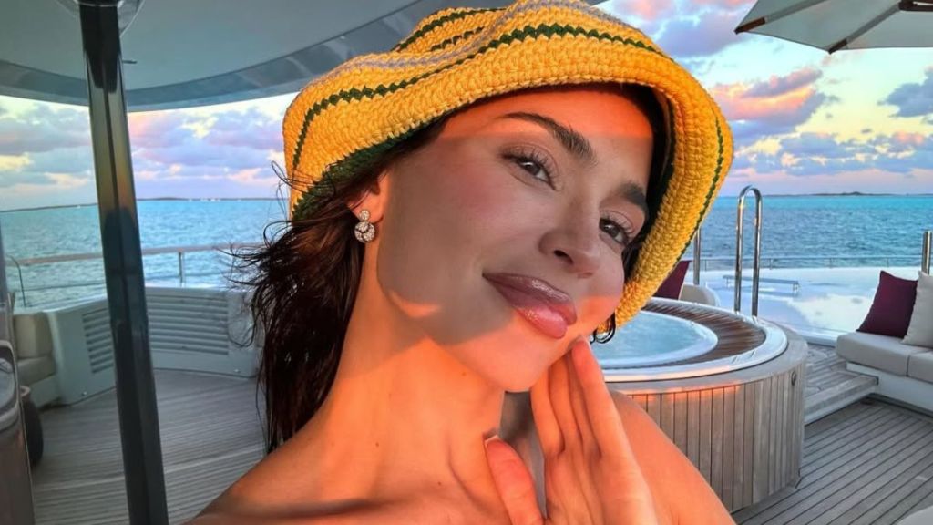 Photo: Kylie Jenner’s Sexy Outfit Features a Hard-To-Miss Plunging Top