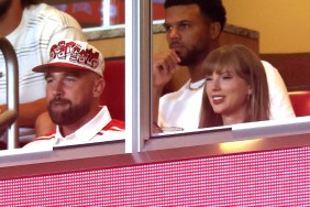 travis kelce taylor swift jumbotron nfl game