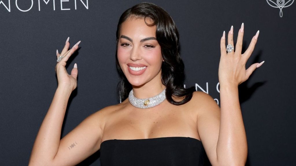 Cristiano Ronaldo’s Fiancée Shows off Massive Diamond Ring From Engagement on Red Carpet