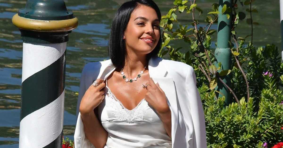 يطلق المشجعون على خطيبة كريستيانو رونالدو جورجينا رودريغيز في بودز "سوبر رائع"