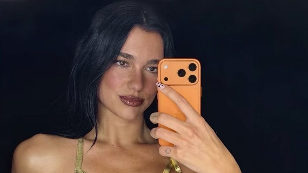 Dua Lipa Outshines Even Apple’s Flashiest iPhone 17 Color