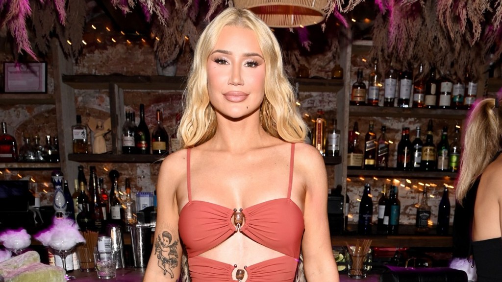 Fans React to Iggy Azalea's Two-Piece Photo, Calls Her ‘Mermaid'