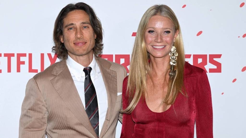 Gwyneth Paltrow Poses in a Bikini for Selfie With Husband Amid Marriage Crisis Rumors