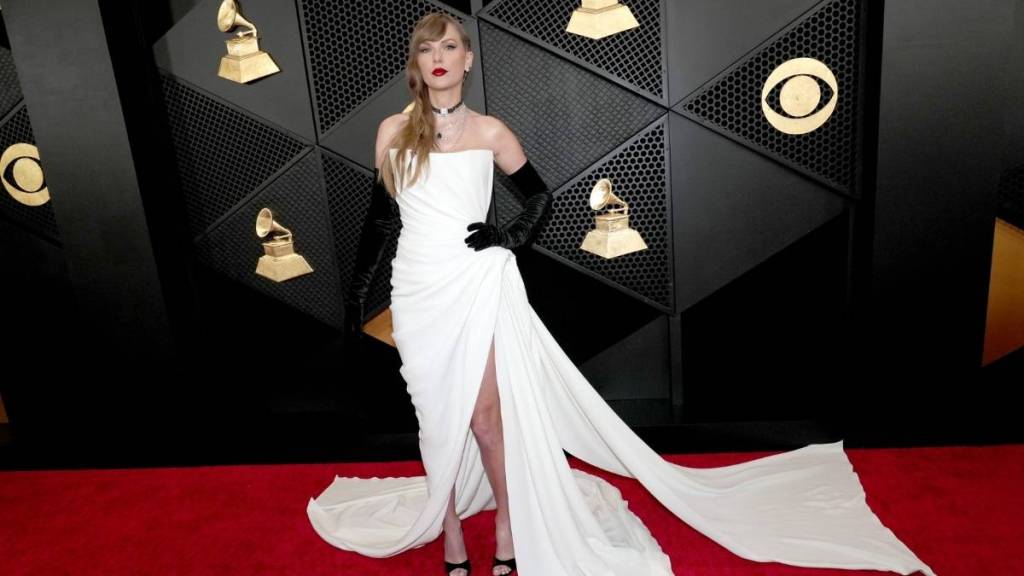 Taylor Swift's Wedding Gown Will 'Set Trends' Worldwide, Says Source