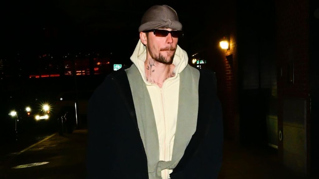 Justin Bieber Delays 'Swag II' Album Release Causing Fans To Wait