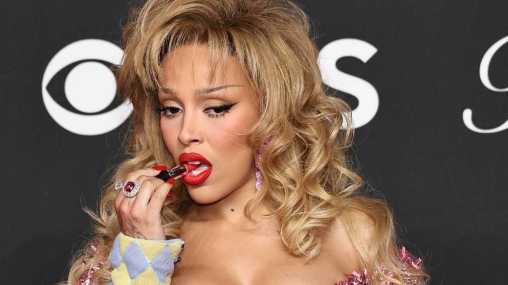 Doja Cat Shocks Fans by Eating Lipstick at the VMAs