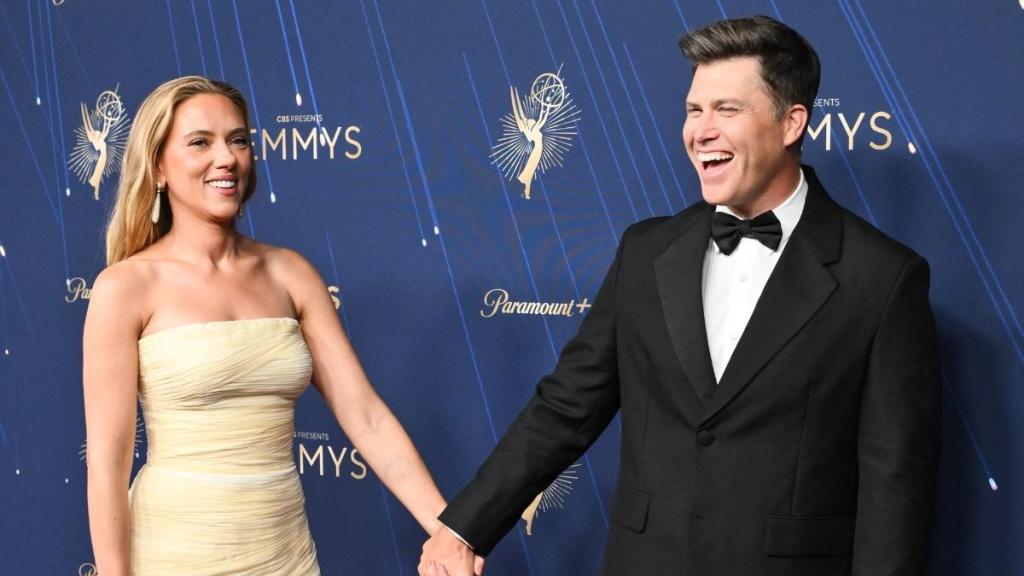 SNL's Colin Jost Engages in PDA With Scarlett Johansson in Red Carpet Video