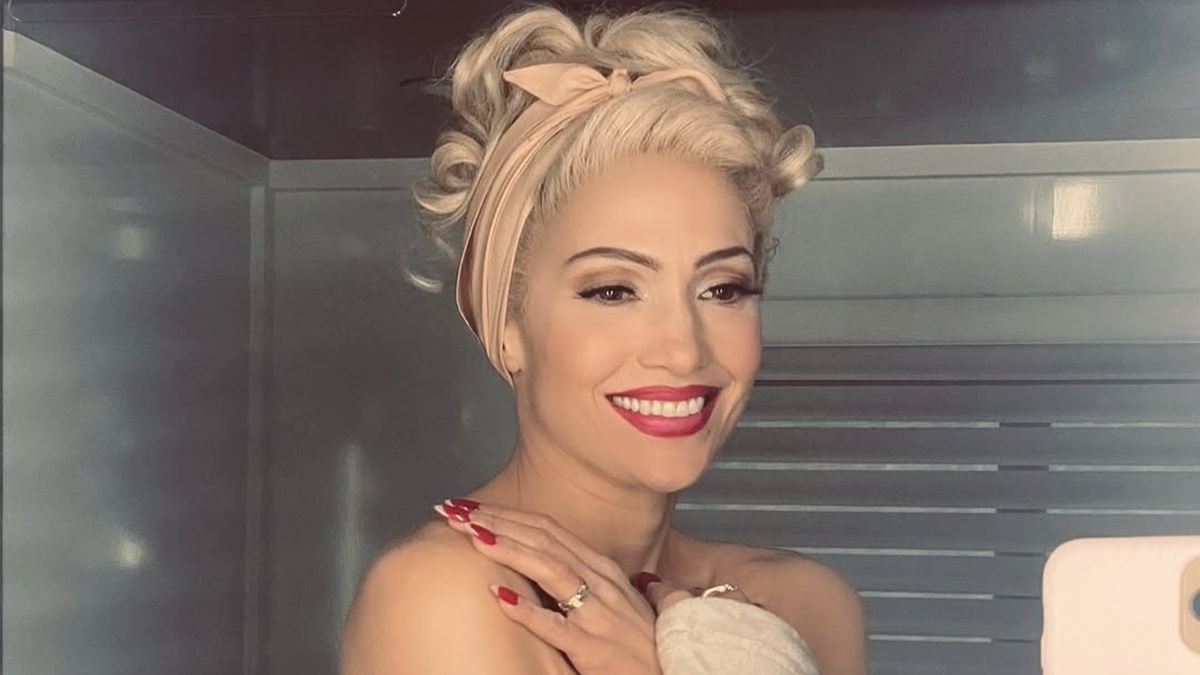 Jennifer Lopez's Platinum Blonde Selfies Have Fans Asking, 'Is That(00)