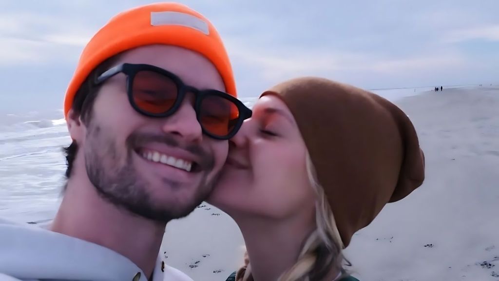 Kelsea Ballerini Didn’t Want to ‘Settle’ Down With ‘Teammate’ Chase Stokes, Says Source