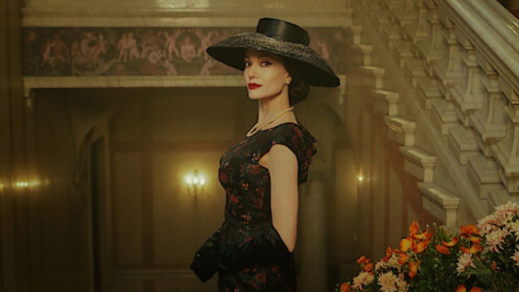 Angelina Jolie Breaks Down in Tears Over Her Mother's Words at Premiere of New Movie