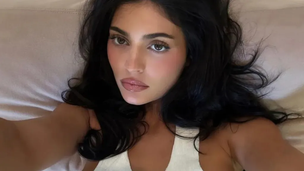 Kylie Jenner Showcases Her Toned Body in Bra Top & Pants