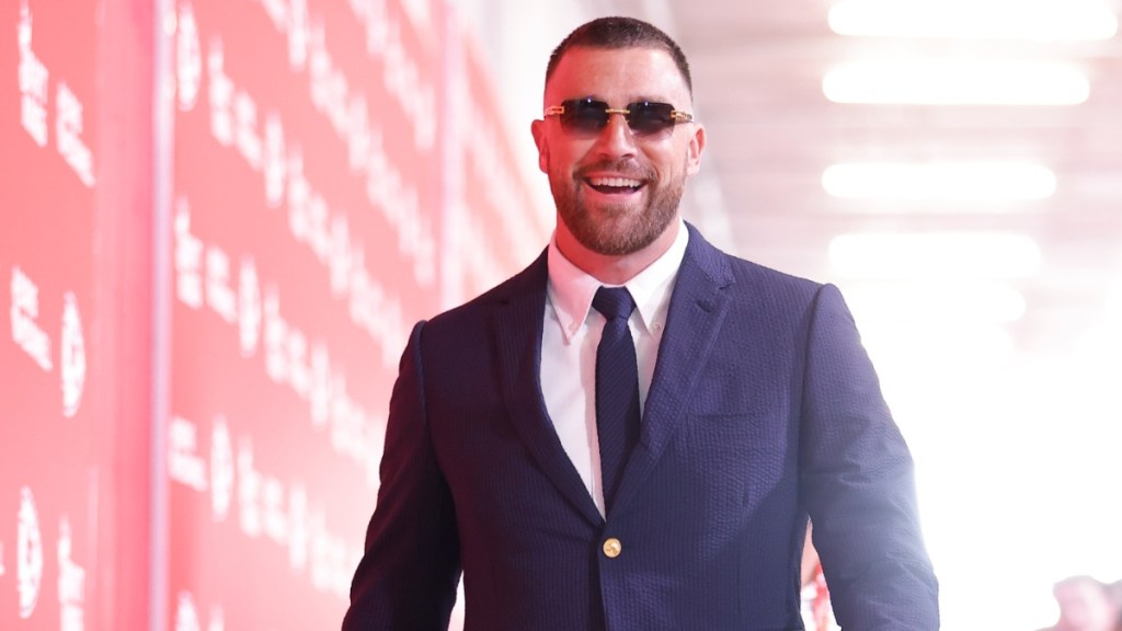 New Travis Kelce’s Taylor Swift Photo Has Fans Asking About His Pants