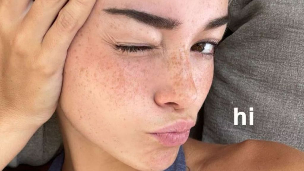 Livvy Dunne Glams up Car Selfie in a Plunging Top