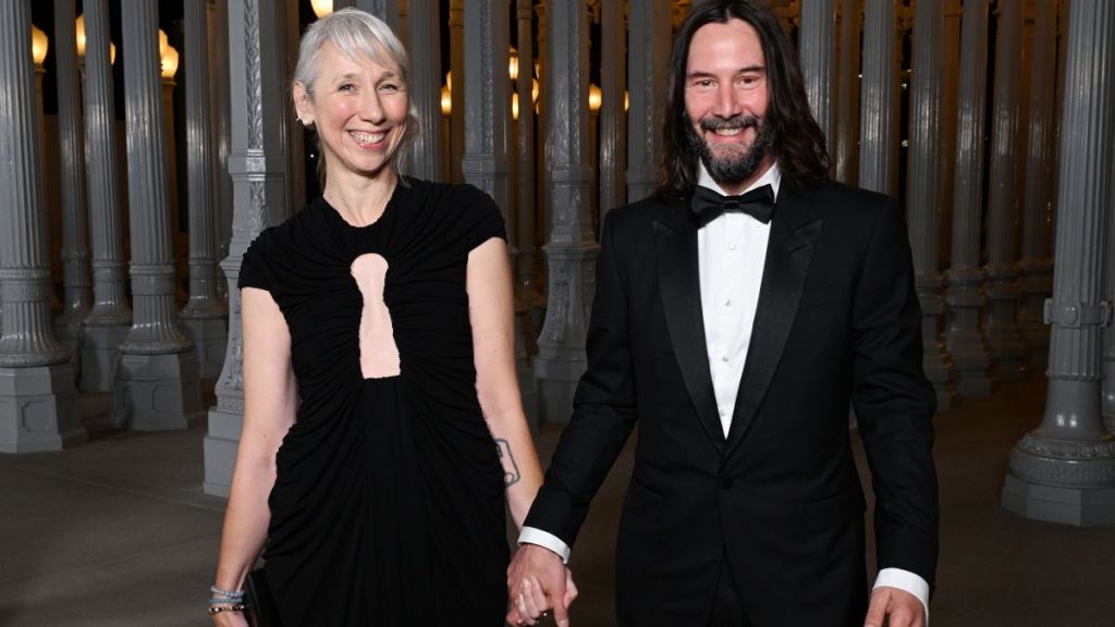 Fans Say Photo of Keanu Reeves Kissing His Girlfriend Under the Skies Is 'Magnificent'