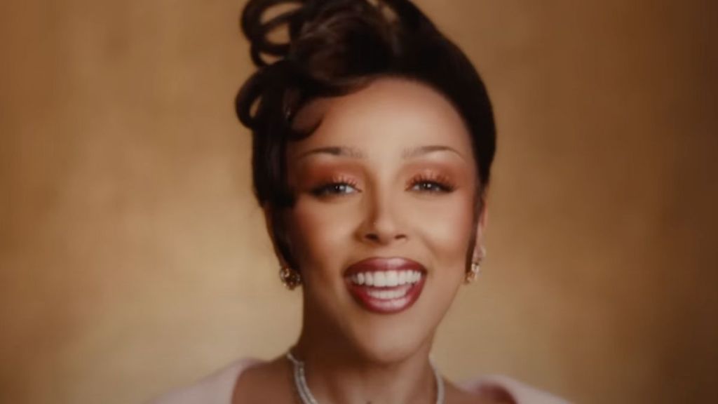 Fans Say Doja Is 'Retro Queen' in 'Gorgeous' Video